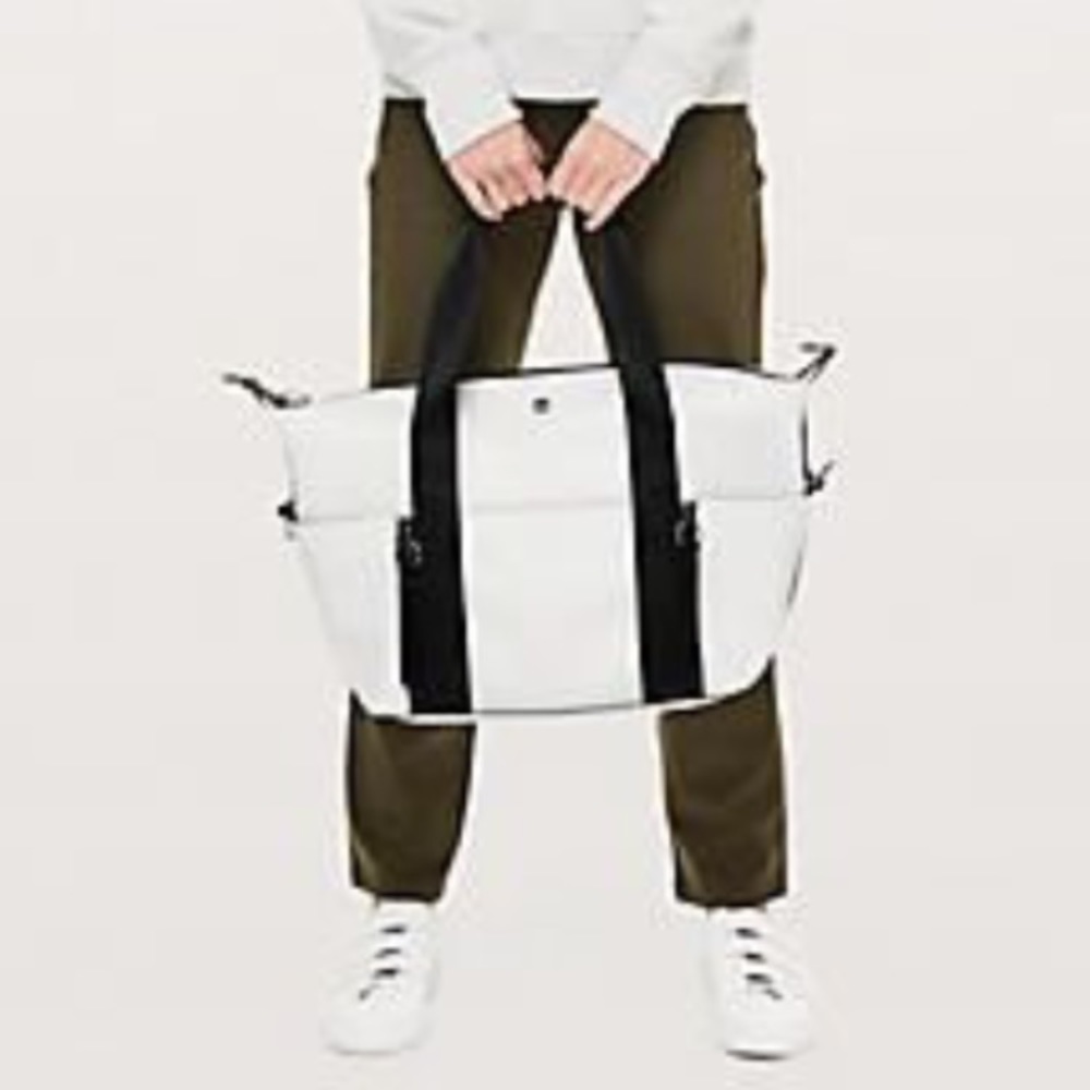 Lululemon return to form duffel